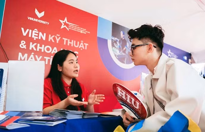 Học sinh tìm hiểu thông tin tại Ngày hội lựa chọn nguyện vọng xét tuyển đại học do báo Tuổi Trẻ tổ chức - Ảnh: THANH HIỆP