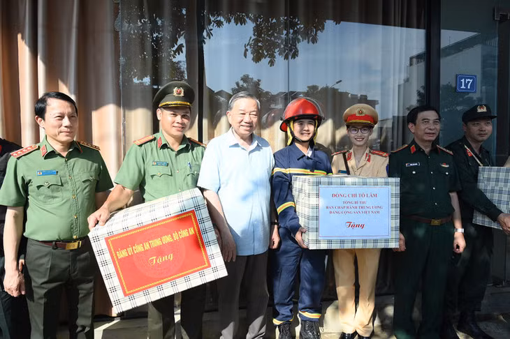 Tổng Bí thư Tô Lâm trao quà tặng lực lượng vũ trang tham gia khắc phục hậu quả bão lụt trên địa bàn tỉnh Thái Nguyên. (Ảnh: ĐĂNG KHOA)