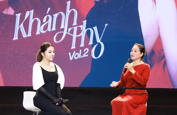 Nghệ sĩ Nhân dân Hà Thủy và học trò Khánh Thy tại lễ ra mắt album thứ hai của cô.