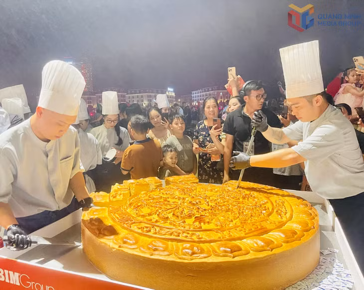 Chiếc Bánh Trung thu khổng lồ – với trọng lượng 180kg, đường kính lên tới 120cm, được chế tác công phu từ những nghệ nhân tài hoa của Công ty CP Quốc tế Bảo Hưng.