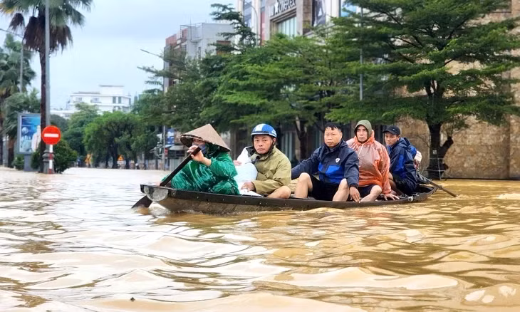 Nước lũ dâng cao, gây ngập sâu ở TP Huế những ngày qua - Ảnh: NHẬT LINH