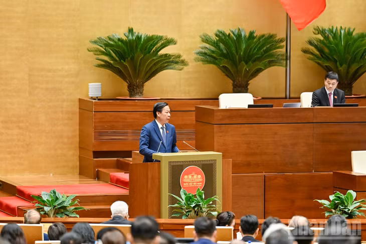 Chủ nhiệm Ủy ban Kinh tế và Tài chính của Quốc hội Phan Văn Mãi trình bày báo cáo. (Ảnh: THỦY NGUYÊN)