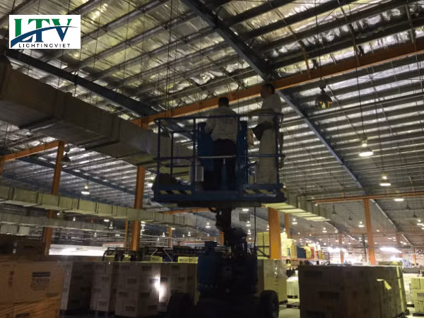 Toàn cảnh nhà xưởng hiện đại được chiếu sáng bằng hệ thống đèn LED công nghiệp LTV
