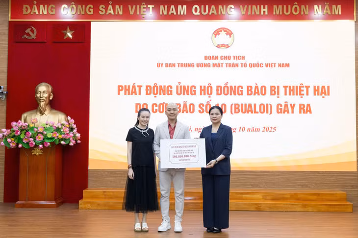 Đồng chí Hà Thị Nga tiếp nhận ủng hộ từ đại diện các đoàn thể, nhà hảo tâm.