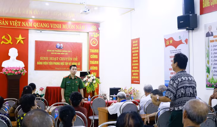 Đại úy Nguyễn Hữu Hưng hướng dẫn kỹ năng phòng ngừa tội phạm trên không gian mạng cho các đảng viên Chi bộ khu Hòa Lạc, phường Móng Cái 1.