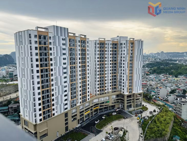 Dự án NƠXH thuộc khu dân cư đồi Ngân hàng (phường Hà Lầm) hiện đã có trên 400 căn hộ được bàn giao cho người dân sinh sống ổn định.