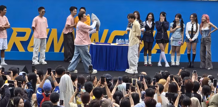 Dàn cast và nghệ sĩ khách mời tham gia vào một trò chơi của Running man dưới sự theo dõi của nhiều bạn trẻ tham dự chương trình - Ảnh: HOÀNG LÊ