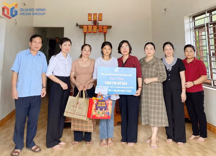 Hội LHPN tỉnh trao hỗ trợ kinh phí đỡ đầu cho cháu Lý Lan Anh (xã Quảng Hà) . Ảnh: Hội LHPN tỉnh cung cấp.