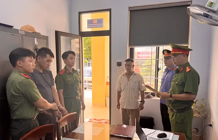 Cơ quan chức năng thực hiện lệnh bắt tạm giam Nguyễn Anh Duy để điều tra về hành vi phóng hỏa làm chết 2 người, 1 người bị thương - Ảnh: VKSND tỉnh Gia Lai