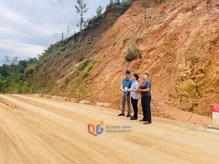 Km11 đường nối thôn Pắc Pộc vào thôn Loòng Vài đã được huy động máy xúc, sẵn sàng vận chuyển đất đá để đảm bảo giao thông đi lại thông suốt trong trường hợp mưa lớn kéo dài, gây sạt lở.
