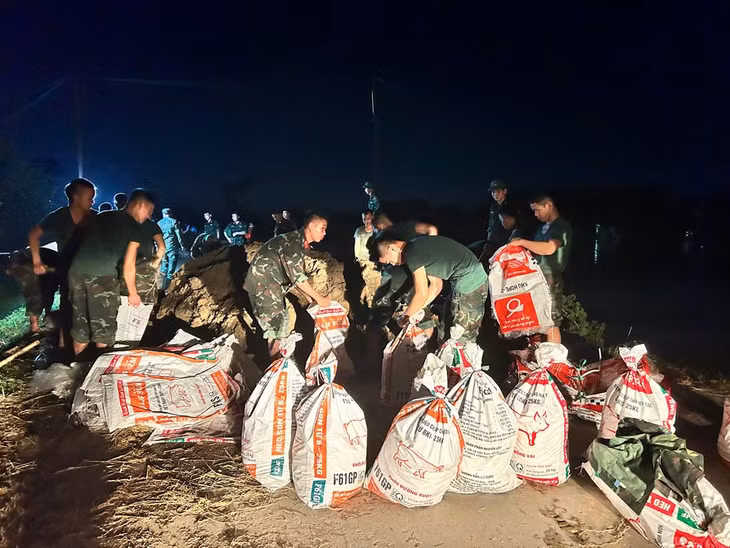 Cán bộ, chiến sĩ Lữ đoàn Pháo binh 675 tập trung cao làm nhiệm vụ hộ đê tả Cầu. Ảnh: Trịnh Lan