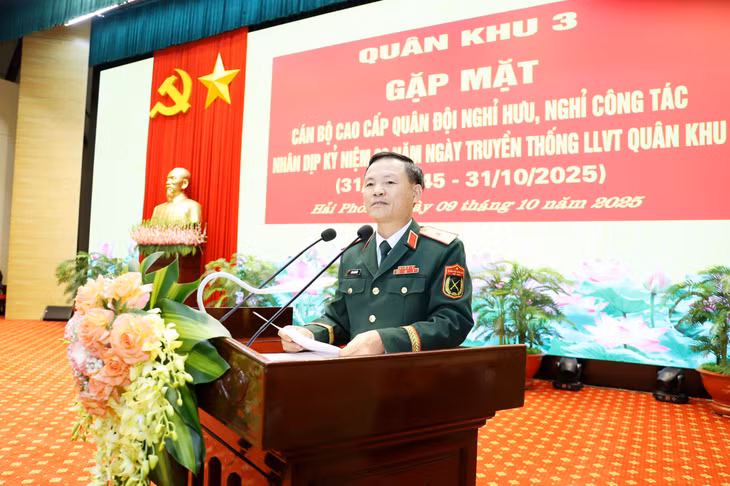 Thiếu tướng Lương Văn Kiểm, Phó Bí thư Đảng ủy, Tư lệnh Quân khu phát biểu tại buổi gặp mặt.