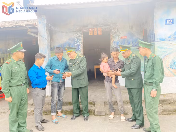 Cán bộ Đồn BP Pò Hèn hướng dẫn người dân KVBG sử dụng an toàn các phần mềm, nền tảng số.