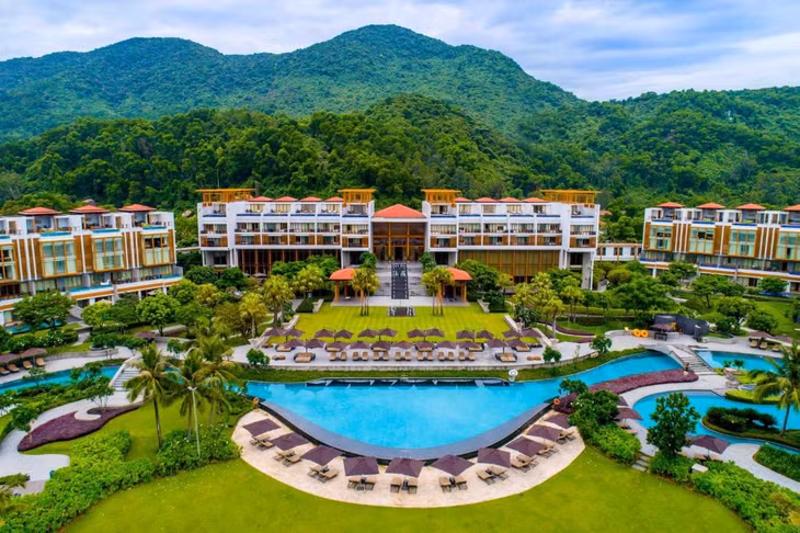 Khu nghỉ dưỡng Laguna Lăng Cô nằm ngay dưới chân đèo Hải Vân, khu vực vịnh Lăng Cô của TP Huế. Gồm hai resort Banyan Tree Lăng Cô và Angsana Lăng Cô, du khách có nhiều lựa chọn nghỉ dưỡng với phong cách thiết kế từ truyền thống cổ kính cho đến hiện đại phóng khoáng.