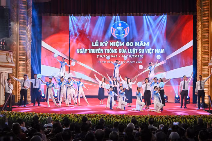Tiết mục văn nghệ tại lễ kỷ niệm.