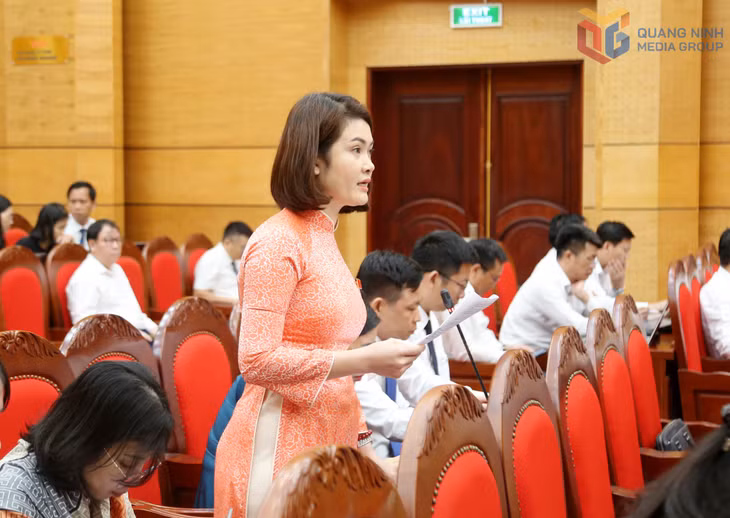 Đại biểu Nguyễn Thị Thúy Hằng, Phó Bí thư Thường trực Đảng ủy, Chủ tịch HĐND phường Cao Xanh phát biểu thảo luận tại hội trường. 