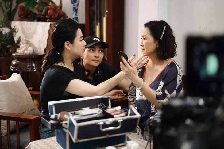 Đạo diễn Khương Ngọc chỉ đạo diễn xuất trong phân cảnh của hai nghệ sĩ Hồng Đào và Lê Khánh.