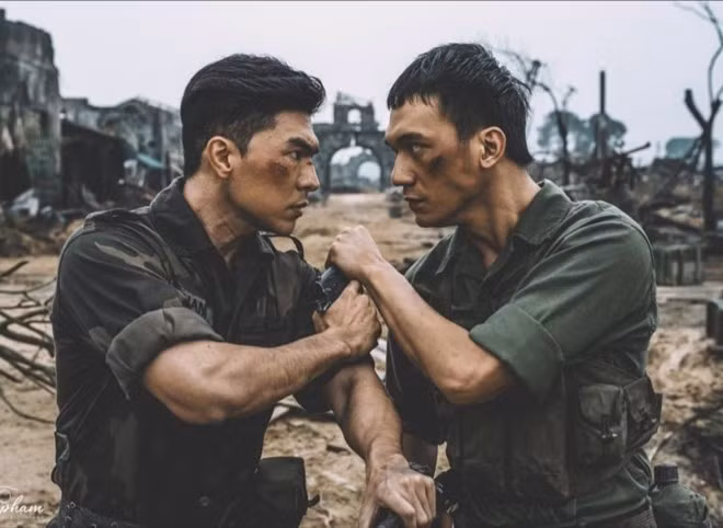 Steven Nguyễn và Đỗ Nhật Hoàng trong phim Mưa đỏ. Ảnh: Galaxy