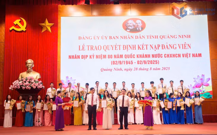 Hoàng Quỳnh Châm (sinh viên Trường Đại học Hạ Long) được kết nạp Đảng dịp kỷ niệm 80 năm Quốc khánh 2/9.