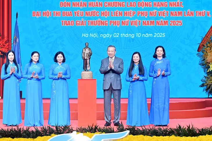 Tổng Bí thư Tô Lâm trao bức tượng Chủ tịch Hồ Chí Minh tặng Hội Liên hiệp Phụ nữ Việt Nam. (Ảnh: ĐĂNG KHOA)