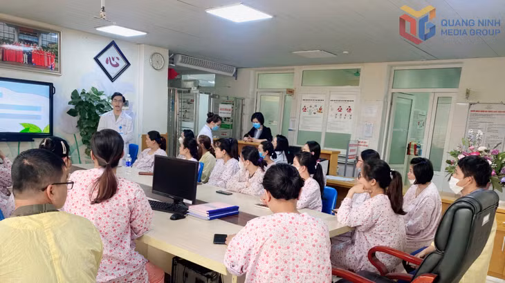Bệnh viện Sản nhi tổ chức lớp học tiền sản và làm mẹ an toàn cho sản phụ và gia đình.