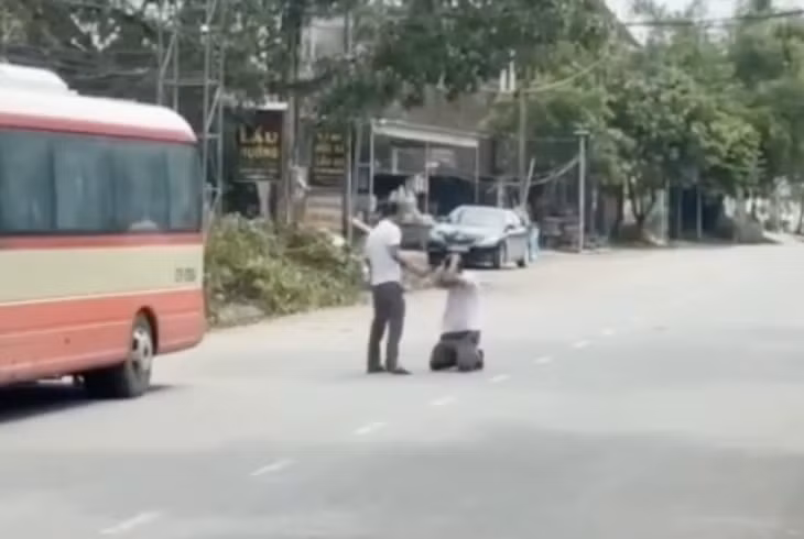 Nam tài xế bị người đàn ông bắt quỳ, hành hung trên đường - Ảnh: Bạn đọc cung cấp