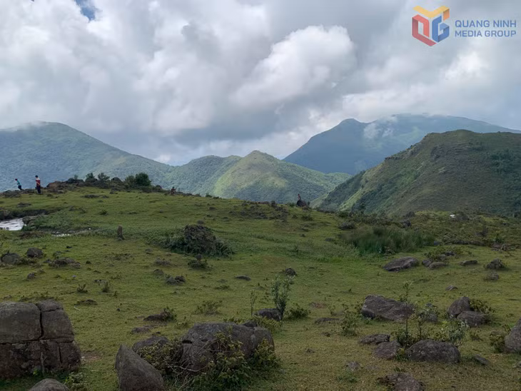 Núi đồi Hoành Mô bồng bềnh mây trắng.