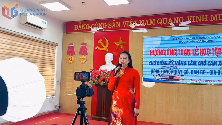 Chương trình khai mạc Cuộc thi được livestream trực tiếp đến học sinh.