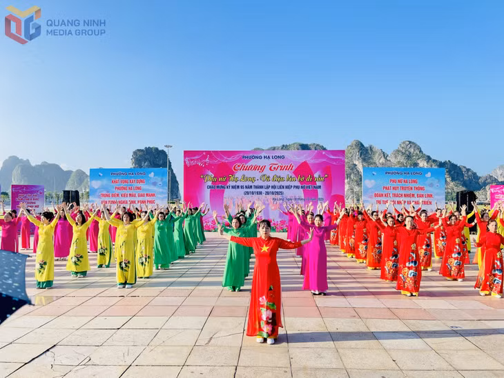 Các tiết mục dân vũ được dàn dựng công phu, mang đến không khí sôi động và màu sắc rực rỡ bên bờ di sản.