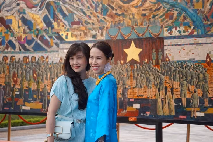 Nhiều người thích thú chụp ảnh kỷ niệm với bức tranh sơn mài kỷ lục thế giới của Chu Nhật Quang - Ảnh: T.ĐIỂU