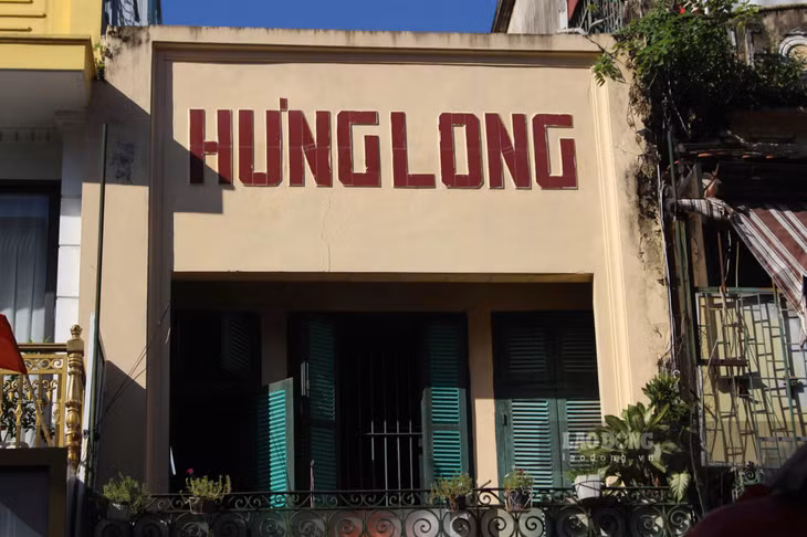 Một ngôi nhà trên phố hàng Đào bình yên giữa đời sống phố phường nhộn nhịp, ánh lên nét xưa cũ trong nắng thu vàng rực rỡ. Tên gia chủ hiện diện ngay trên ngôi nhà, với gam màu đỏ nổi bật trên nền tường vàng, cùng ban công và cửa sổ nhỏ xinh.