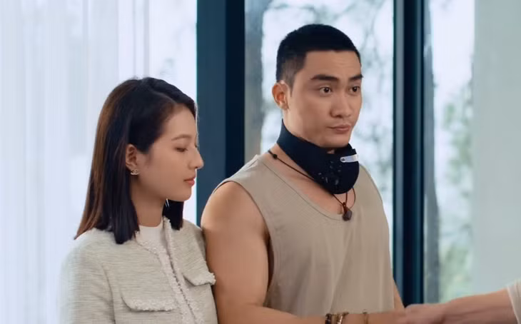 Bịt mắt bắt nai theo chân Trang - một nhân viên bất động sản bị cưỡng bức. Cô lo sợ bạn trai Hiệp sẽ chia tay nên đã “dụ” anh đến một homestay để cầu hôn. Tại đây, cô hoảng loạn khi gặp Long - chủ homestay, người giống hệt kẻ đã hãm hại mình. Khi Trang âm thầm tìm hiểu sự thật, cô phát hiện một âm mưu đen tối đang chờ đợi tất cả bọn họ.
