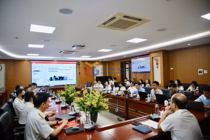 Thuế Quảng Ninh phối hợp với Trung tâm Phục vụ hành chính công tỉnh tổ chức tập huấn sử dụng Hệ thống thông tin giải quyết TTHC mới của tỉnh trong lĩnh vực đất đai. Ảnh: Minh Đức