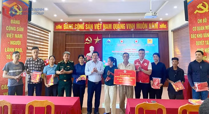 Lãnh đạo Hội Chữ thập đỏ tỉnh, Ban Chỉ huy Bộ đội Biên phòng tỉnh, Đặc khu Vân Đồn trao kinh phí hỗ trợ và cờ Tổ quốc cho ngư dân khó khăn trên địa bàn Đặc khu Vân Đồn.