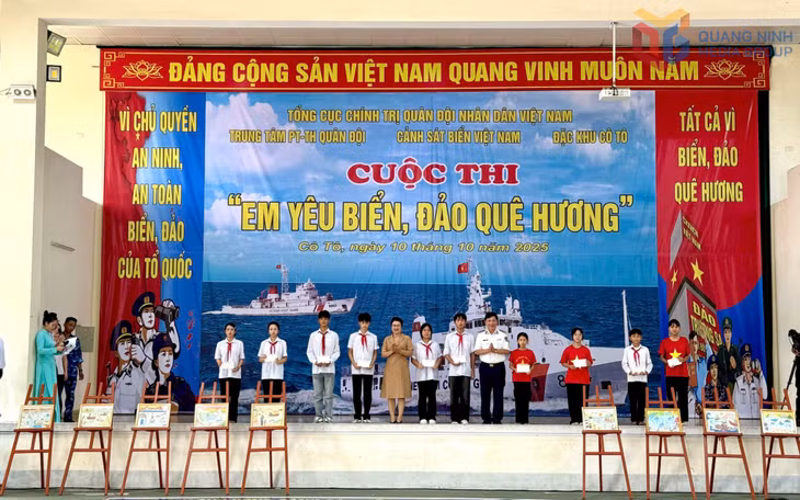 Đoàn công tác tặng quà cho các học sinh có hoàn cảnh khó khăn, học giỏi tiêu biểu.