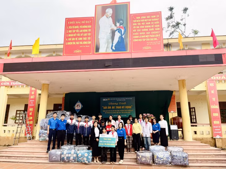 Chương trình "Gửi ấm áp, trao hy vọng" tại trường THCS Phong Dụ, Tiên Yên, Quảng Ninh.