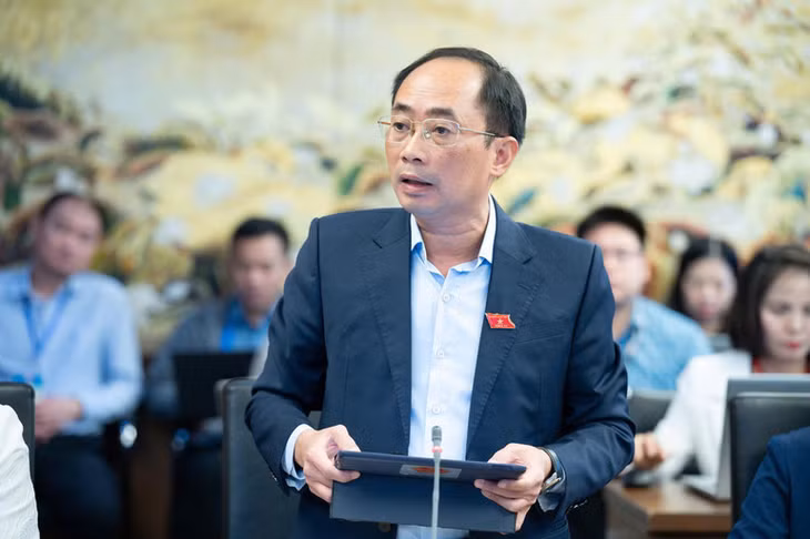 Đại biểu Lê Nhật Thành tham gia ý kiến thảo luận tổ.