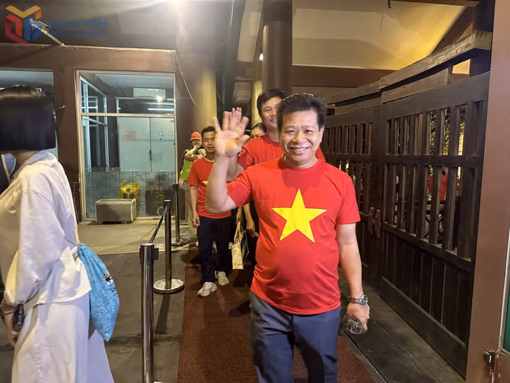 Ngay từ 4h sáng, nhiều người dân và du khách đã bắt đầu hành trình leo lên chùa Đồng.