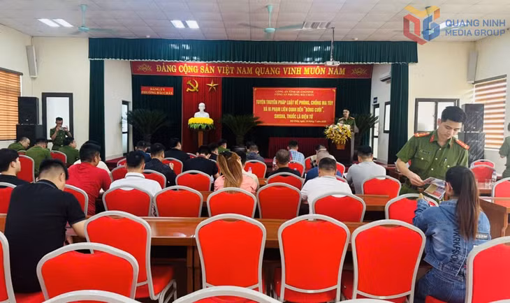 Công an phường Bãi Cháy tuyên truyền cho các cơ sở kinh doanh quán bar, karaoke, homestay, khách sạn, massage, pub, club trên địa bàn về công tác phòng, chống ma túy.