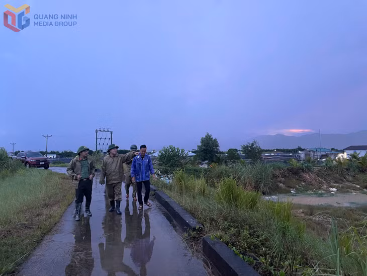 Công an xã Hải Lạng tuyên truyền, hướng dẫn người dân chủ động ứng phó với mưa lớn và bố trí lực lượng hỗ trợ tại các khu vực có nguy cơ ngập úng, sạt lở.