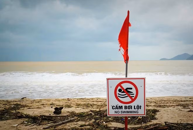 Bảng cấm tắm biển được cơ quan chức năng cắm tại đường bờ biển Nha Trang. Ảnh: Hữu Long