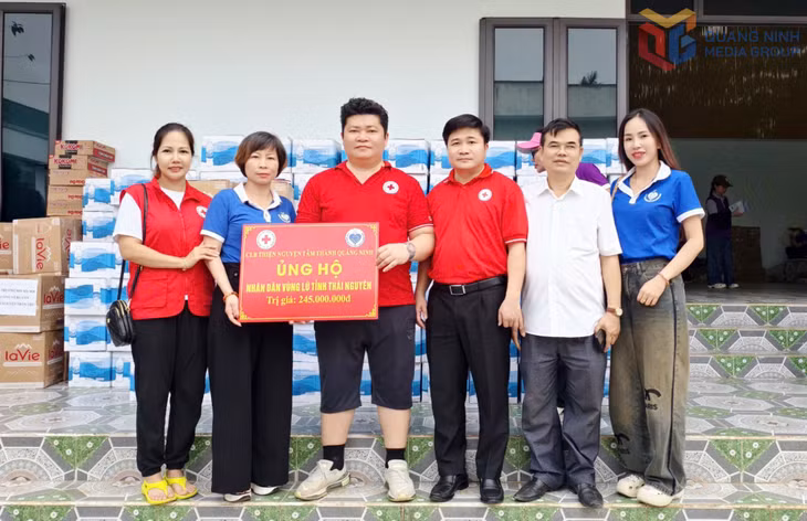 Câu lạc bộ Thiện nguyện Tâm Thành Quảng Ninh trao 245 triệu đồng cho lãnh đạo Hội Chữ thập đỏ tỉnh Thái Nguyên ủng hộ bà con bị thiệt hại do bão, lũ tháng 10/2025.