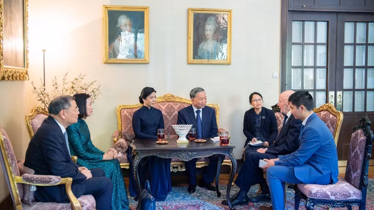 Tổng Bí thư Tô Lâm và Phu nhân gặp Cựu hoàng Simeon Saxe-Coburg-Gotha. (Ảnh: TTXVN phát)