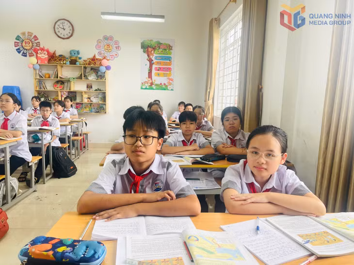 Cao Hồng Quang (bên trái) dù bị ung thư máu nhưng vẫn cố gắng trong học tập, giành nhiều giải thưởng trong các cuộc thi Viết chữ đẹp và Olympic Tiếng Anh của trường.