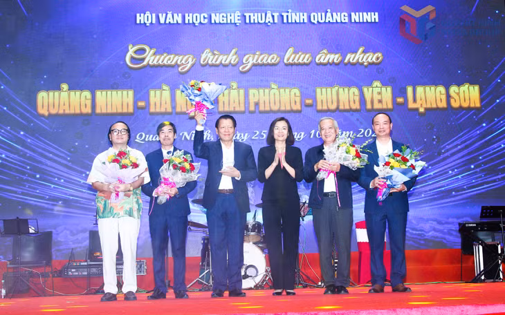 Lãnh đạo Uỷ ban MTTQ tỉnh tặng hoa cho các đoàn.