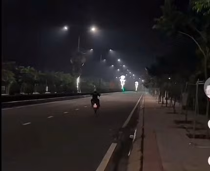 Nam thanh niên đi xe máy bốc đầu. Ảnh: Cắt từ clip công an cung cấp
