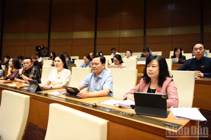 Các đại biểu Quốc hội dự phiên thảo luận ở hội trường sáng 29/10. (Ảnh: DUY LINH)