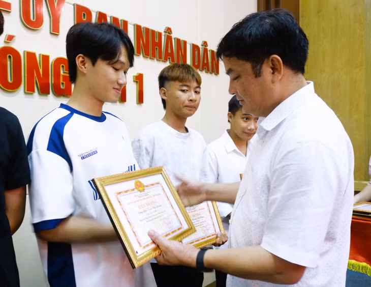 Chủ tịch UBND phường Móng Cái 1 trao giấy biểu dương công dân Nguyễn Huy Hoàng (trú tại Trà Cổ, phường Móng Cái 1) tại chương trình gặp mặt biểu dương thanh niên tình nguyện viết đơn nhập ngũ.