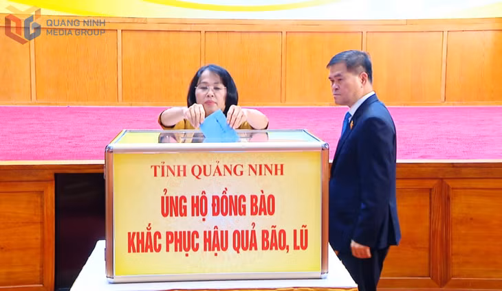 Đồng chí Trịnh Thị Minh Thanh, Phó Bí thư Thường trực Tỉnh ủy, Chủ tịch HĐND tỉnh ủng hộ đồng bào vùng lũ.
