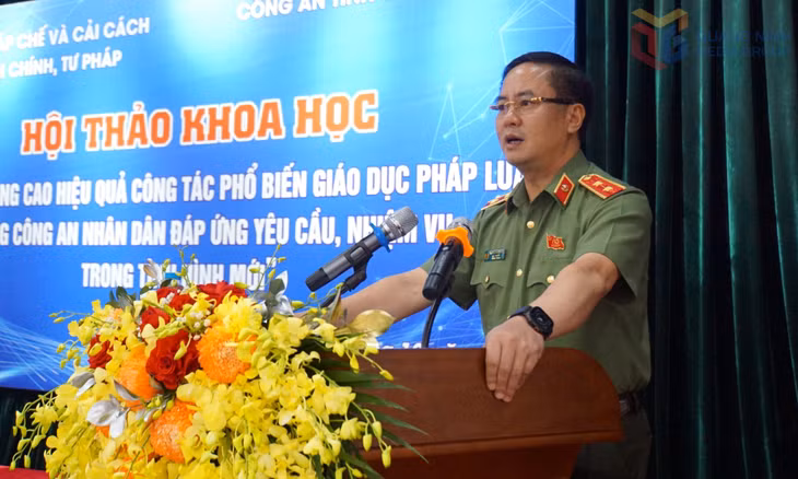 Trung tướng Phạm Công Nguyên, Cục trưởng cục Cục Pháp chế và Cải cách hành chính, tư pháp, Bộ Công an phát biểu khai mạc hội thảo.